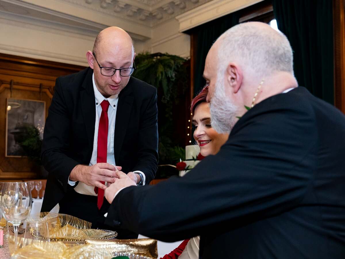 Table Magician At Wedding
